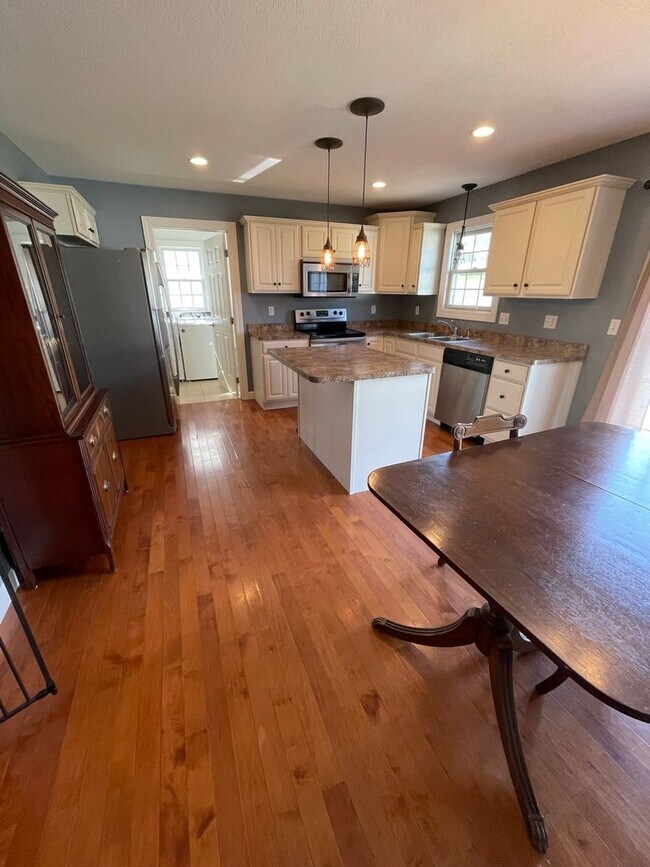 Foto del edificio - 4 bed 2.5 bath Large Beautiful Home For Re...