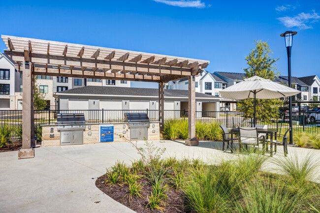 Building Photo - Water's Edge Apartments