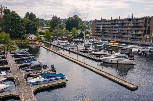 Building Photo - Waterfront 9508