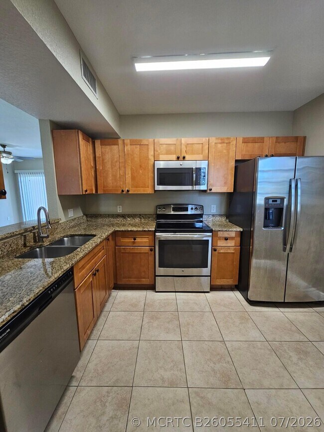 Building Photo - 1049 Golden Lakes Blvd