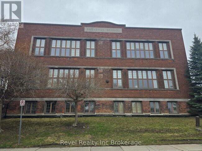 Photo du bâtiment - 81 Broadway St