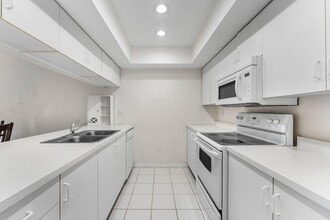 Building Photo - 170 Waterside Dr