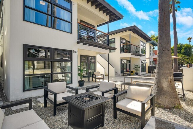 Foto del edificio - 807 Dover Ct