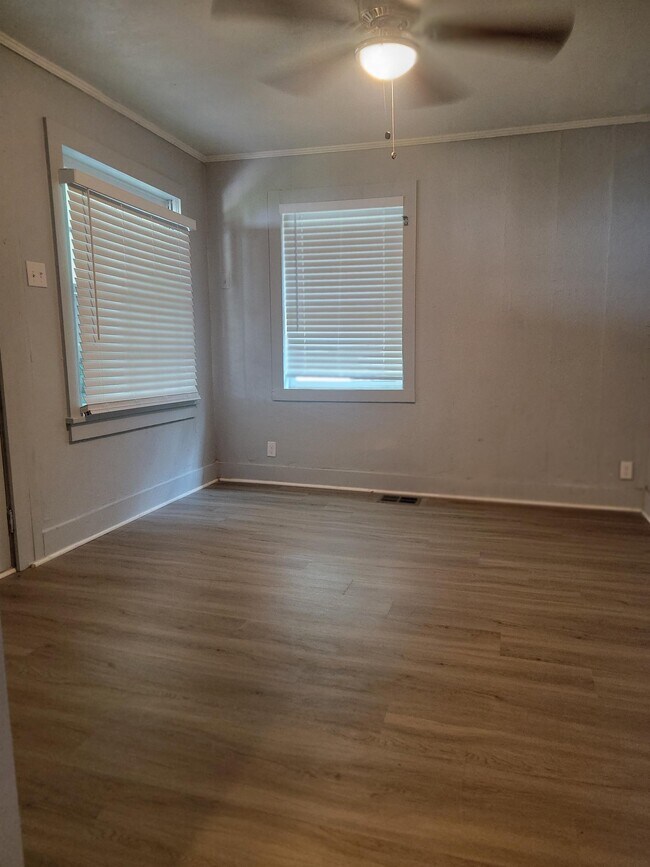 Building Photo - 1806 1st Terrace