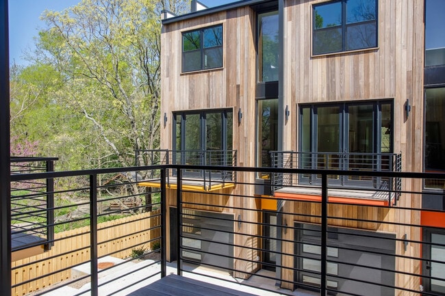 Building Photo - 315 NE Burwood Mews