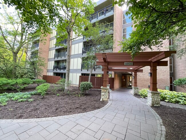 Building Photo - 5900 Oakwood Dr