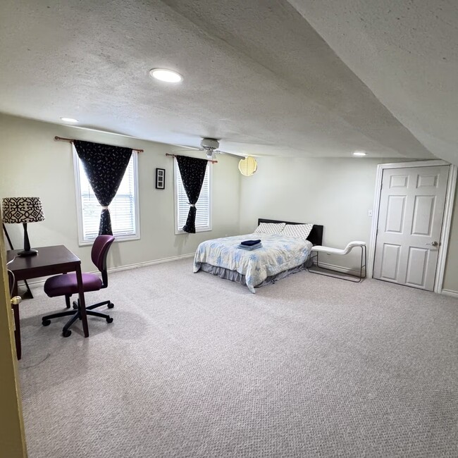 Building Photo - 3210 Jordan Dr