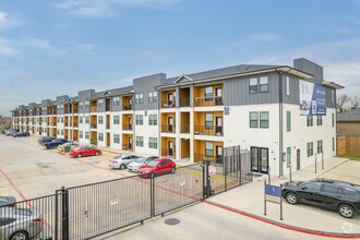 Building Photo - The Aurea