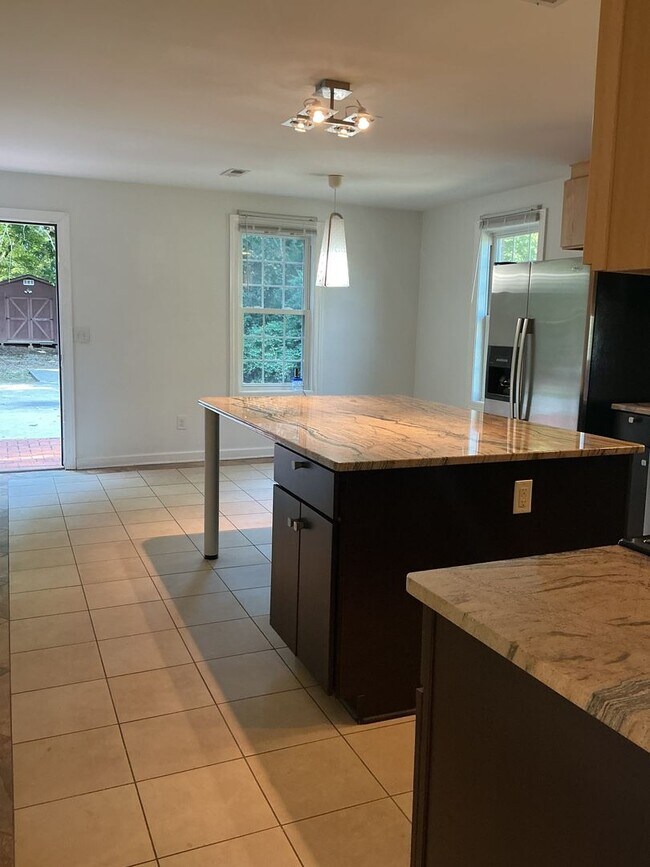 Foto del edificio - Modern Comfort Meets Southern Charm in the...