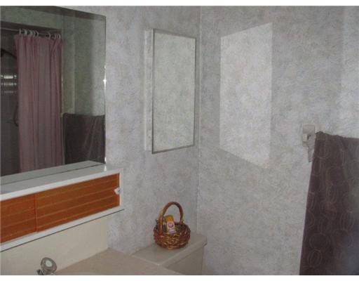 Building Photo - 2/2 Private 2nd Floor with Lovely Screened...