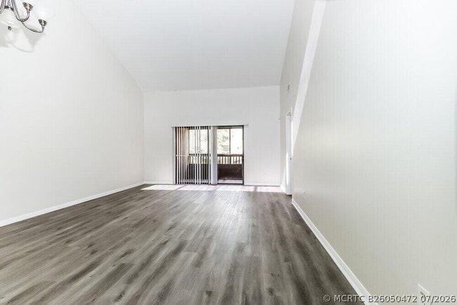 Building Photo - 304 Lakeview Dr E