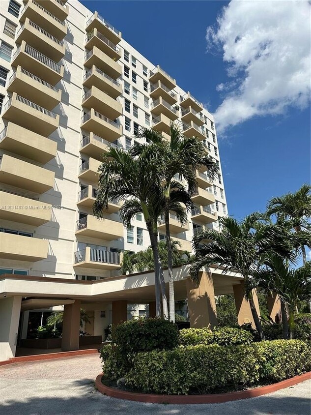 Foto principal - 880 NE 69th St