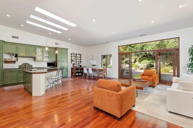 Foto del edificio - 937 Camino Viejo Rd