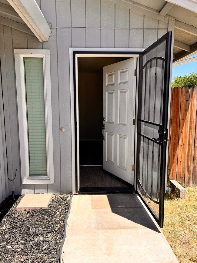 Front entrance - 546 N Gertrude Ave
