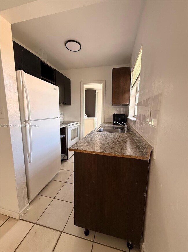 Foto del edificio - 42 NW 66th St