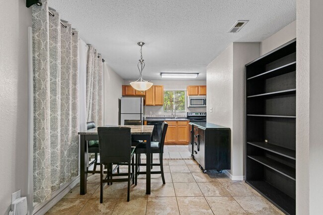 Building Photo - Two Bedroom Two Bath in Hawthorne Reserve