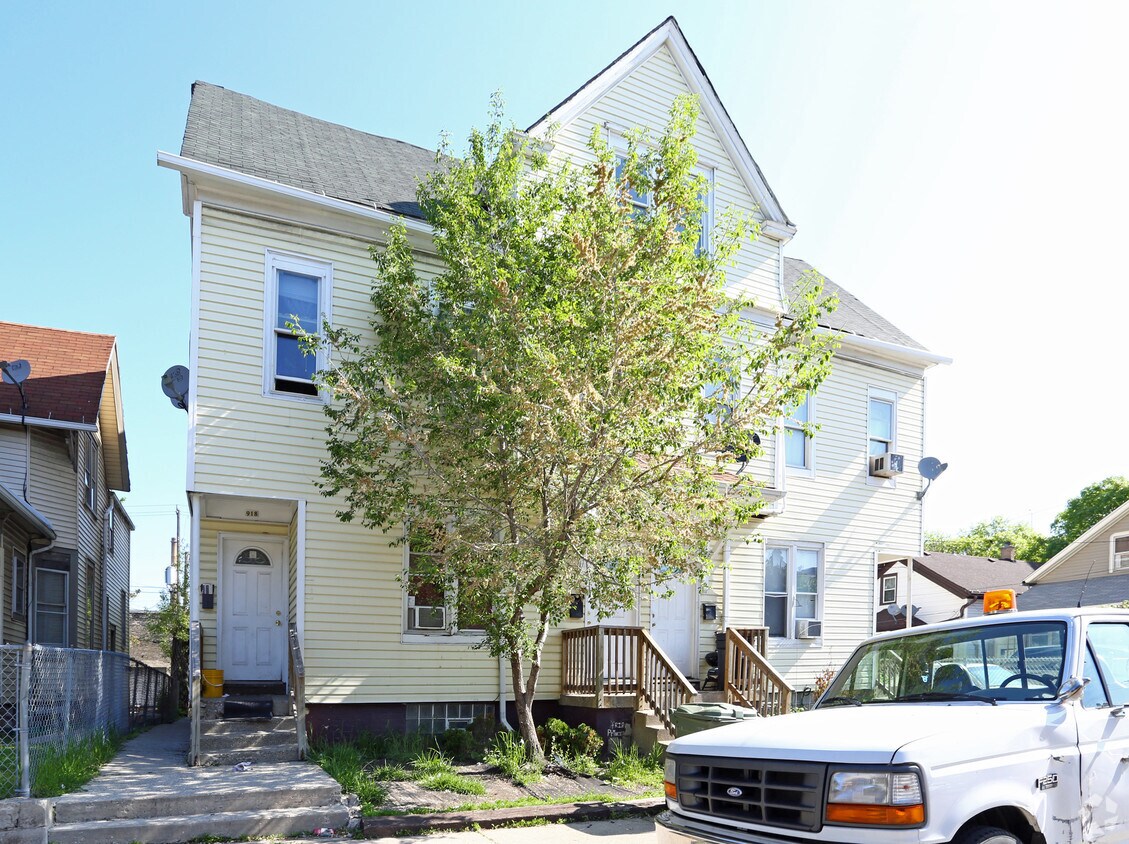 Building Photo - 912 W Pierce St