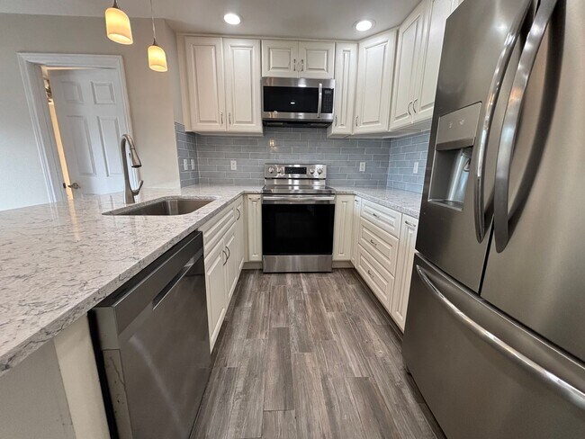 Foto del edificio - Beautifully remodeled Two bedroom Two Bath Condo in Golden Hills!