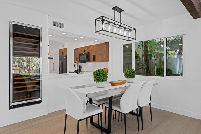 Foto del edificio - 352 Forest Hills Dr