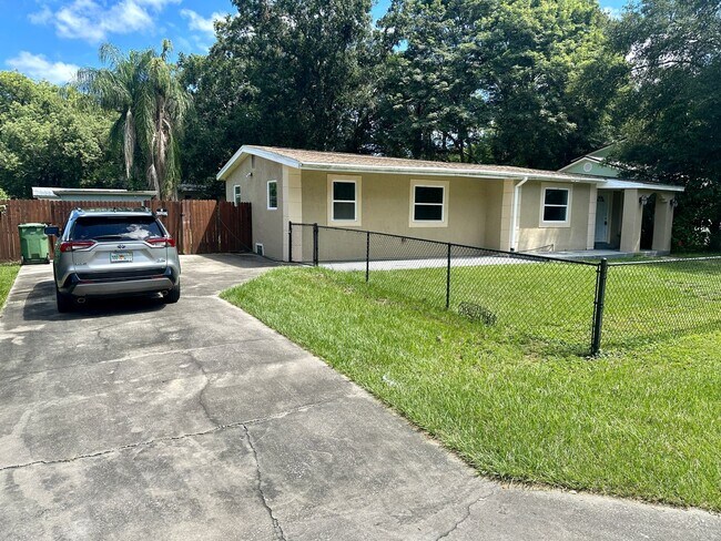 Building Photo - Large Renovated 4/2 by USF Available Now!