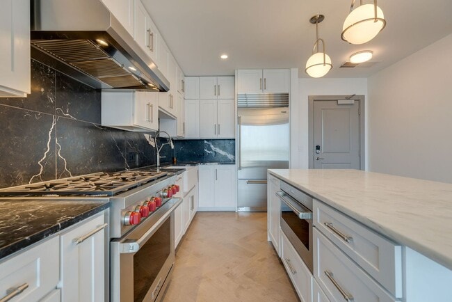 Foto del edificio - 2 Bedroom Luxury Condo w/ Exquisite Design and World-class Service
