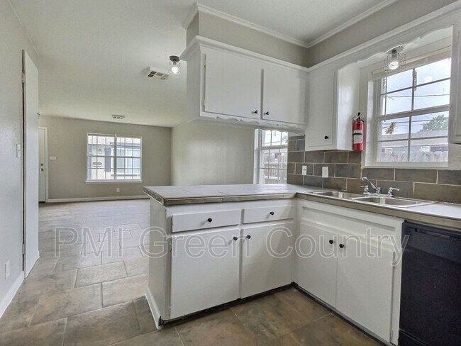 Foto del edificio - 6116 S Madison Pl