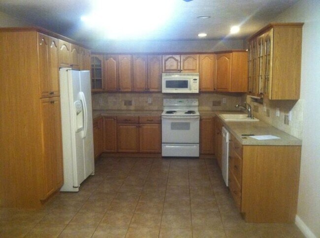 Building Photo - Beautiful 5 Bedroom Home with Big Fenced Yard
