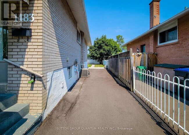 Building Photo - 1483 Sandgate Crescent
