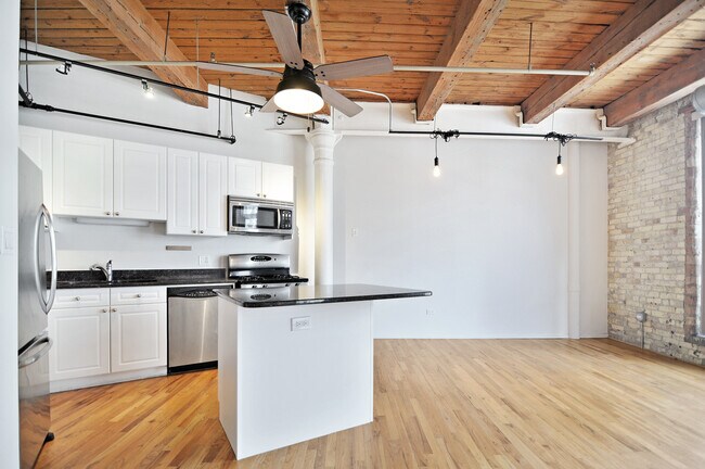 Building Photo - 420 S Clinton St