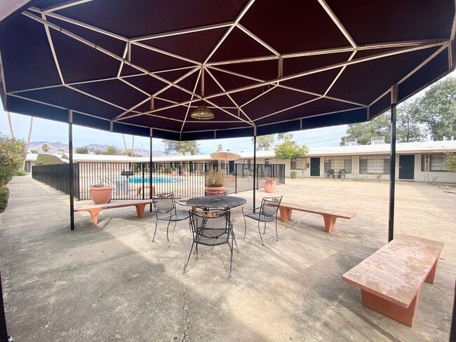 Building Photo - Spacious 2 Bedroom with Vaulted Ceilings, ...