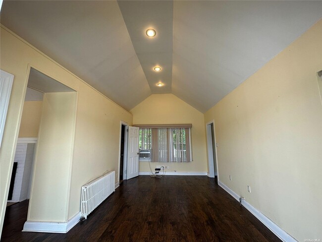 Building Photo - 193 Woodbine Ave