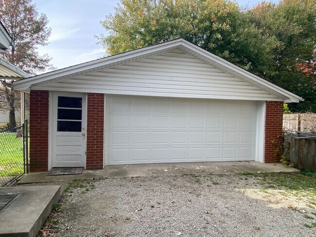 Building Photo - Hillview Home