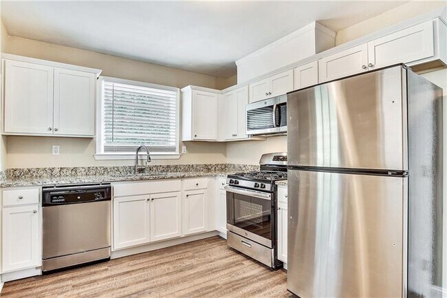 Foto del edificio - 2204 Holly Hill Dr