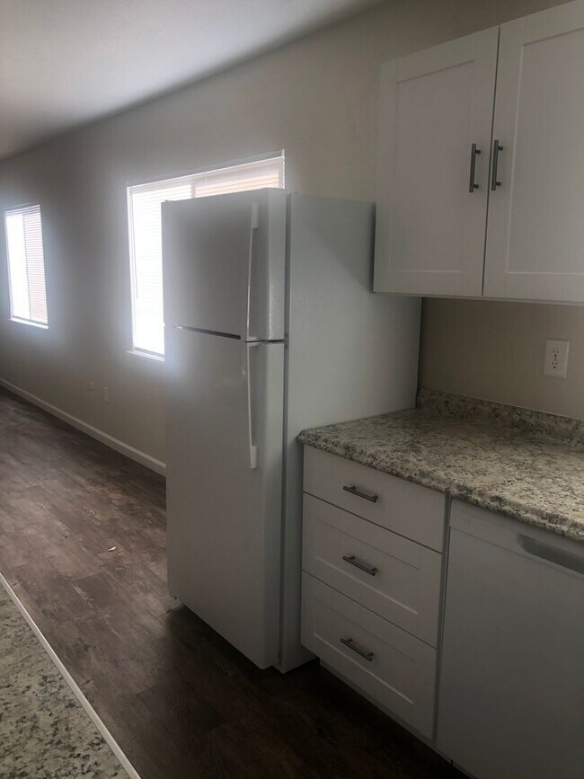 Foto del edificio - 1397 E Cypress Ave