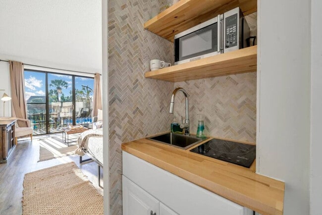 Foto del edificio - 214 Miracle Strip Pkwy SW