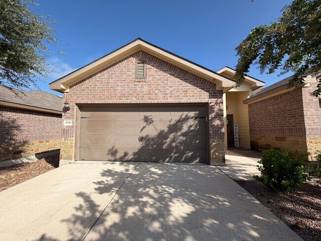 Building Photo - Beautiful Luxury Duplex in NBTX!