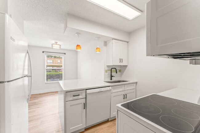 Building Photo - Charming Condo Retreat in Winter Park - Spacious 727 sq. ft. Home with lots of Community Features!