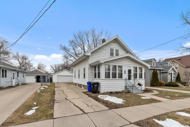 Building Photo - 1020 W Winnebago St