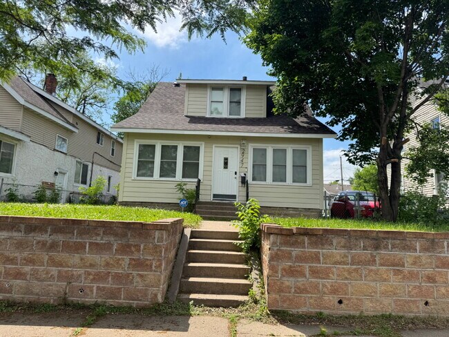 Building Photo - Charming 2-Bedroom Retreat on Morgan Avenue with Spacious 1106 Sq Ft Living Space