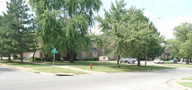 Building Photo - Oakwood Manor Apartments