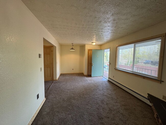 Building Photo - 2104 Roosevelt Dr