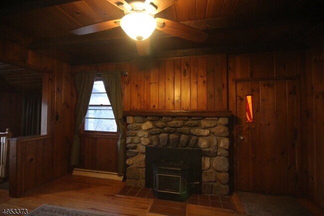 Building Photo - 440 E Shore Trail