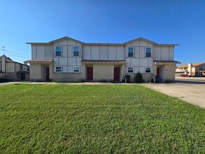Building Photo - 3702 Hereford Ln