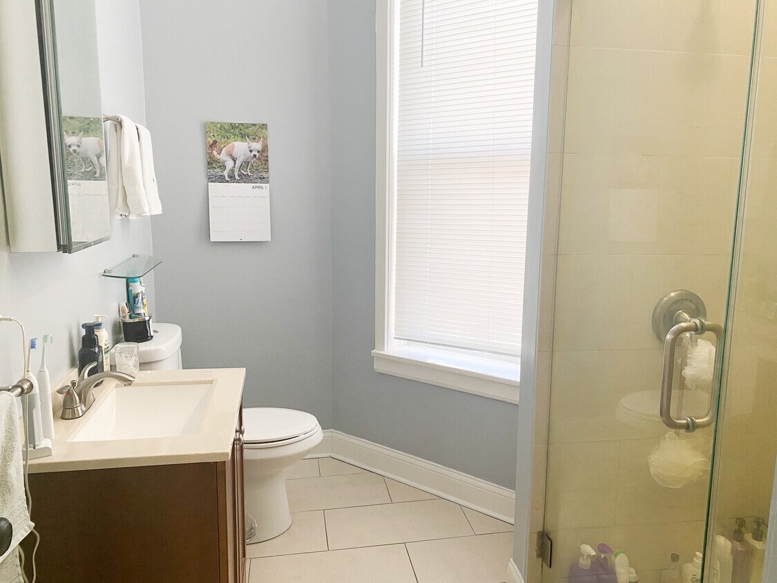 Foto principal - 1407 W Addison St