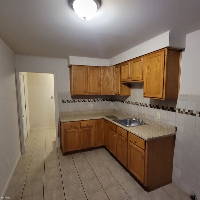 Building Photo - 3 br, 1 bath House - 22515 Hillock Ave