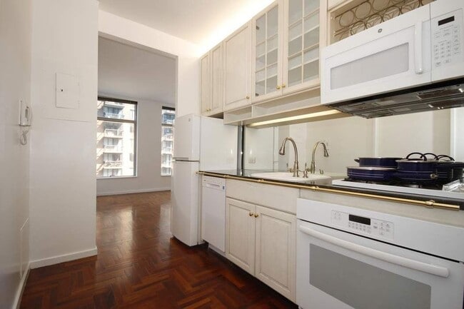 Building Photo - 250 E 54th St