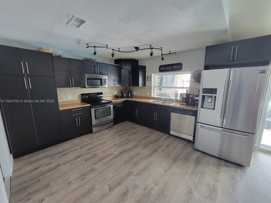 Foto principal - 12041 NW 34th Pl