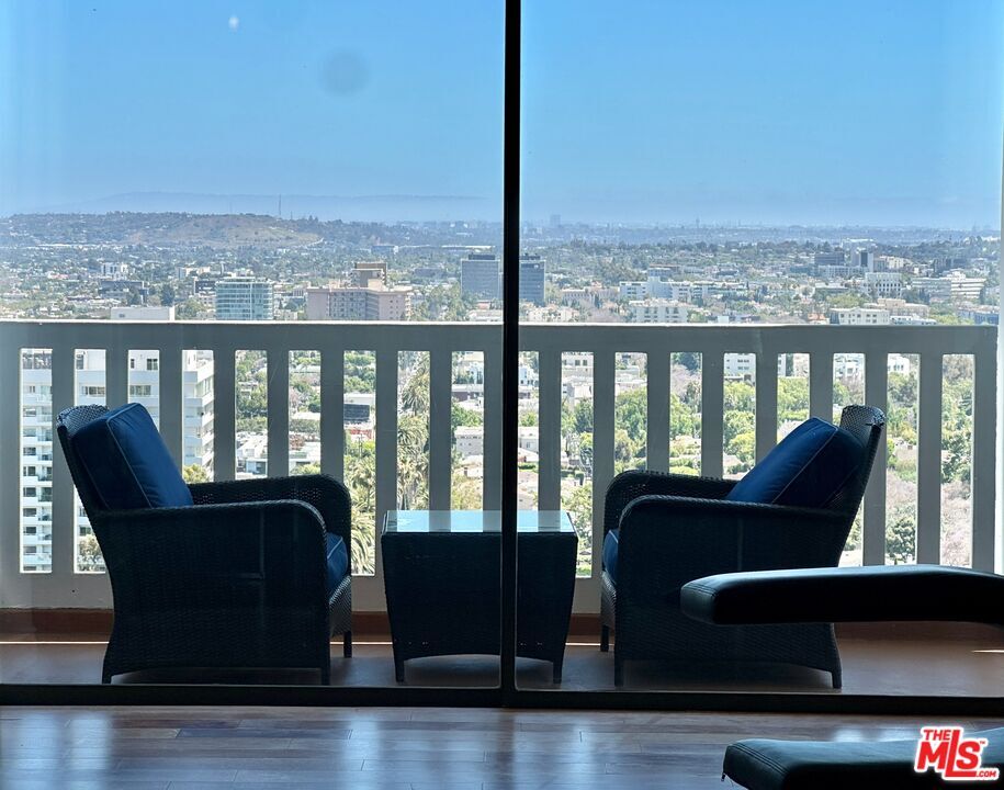 Foto principal - 999 N Doheny Dr