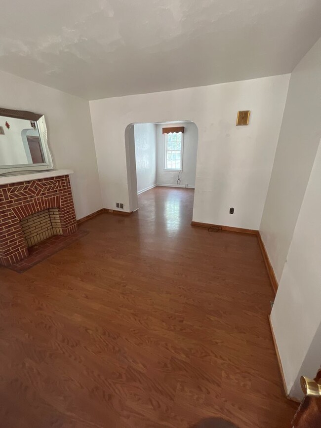 Building Photo - 2-bedroom townhouse in Northeast York. Sec...