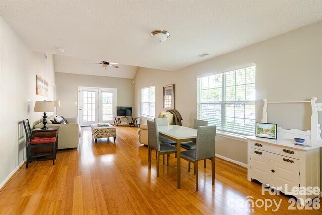 Foto del edificio - 8263 Southgate Commons Dr